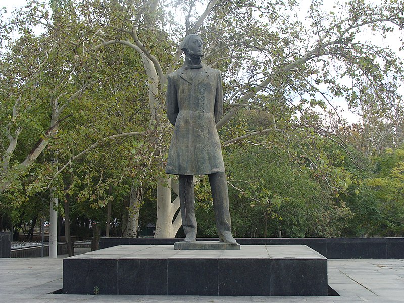 File:Միքայել Նալբանդյանի հուշարձան Երևան.jpg
