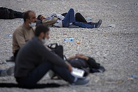 خستگی مردم (زائرین) در پیاده روی اربعین- مرز مهران- ایران 11.jpg