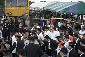 นายกรัฐมนตรีลงพื้นที่ที่เกิดอุบัติเหตุรถไฟตกราง สถานีร - Flickr - Abhisit Vejjajiva (2).jpg