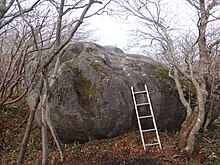 ファイル:山頂近くの梵天岩.jpg