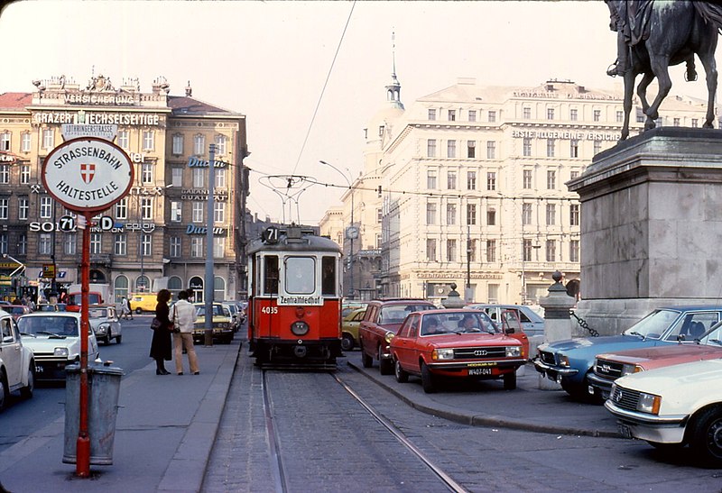 File:046R28001178 Typ M 4035, Linie 71, Schwarzenbergplatz, Allerheiligen Nov. 1978.jpg