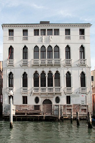 The Palazzo Garzoni, a 15th century Gothic palace (restored and redesigned several times) built on the left bank of the Grand Canal in Venice. 0 Venise, Palazzo Garzoni a Venise.JPG