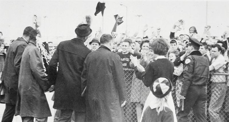 File:1963 Loyola Ramblers at O'Hare Airport.png