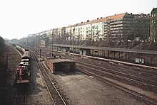 Güterbahnhof und stillgelegter S-Bahnsteig, ganz links am Bildrand der einstige Personenbahnsteig, im Vordergrund die Ladestraße der NME, 1988