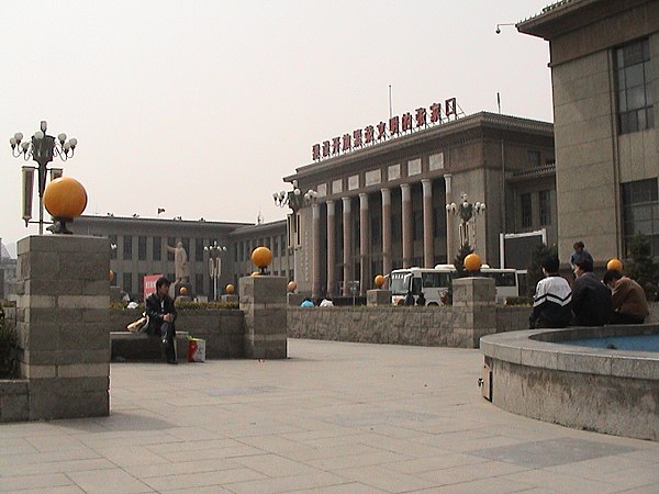 张家口标志性建筑之一——文化广场。原名“毛泽东思想胜利万岁”展览馆，始建于1968年，仿北京人民大会堂式建筑，张家口市的地理坐标点，1999年经大规模改造扩建，更名为文化广场，顶部原有“毛泽东思想胜利万岁”后改为“建设开放繁荣文明的张家口”,市民活动的主要场所之一。