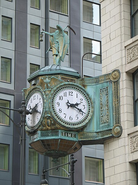 File:20070530 35 East Wacker Clock.JPG