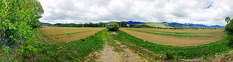 File:20130530小中甸至香格里拉G214道边田园初耕 - panoramio.jpg