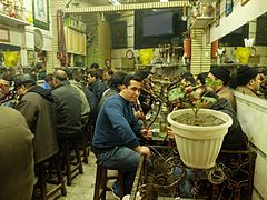 مردان تهران با پوشاک معمول فصل، در حال استعمال دخانیات