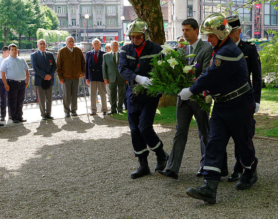 Dépôt de gerbe par Florian Bouquet.