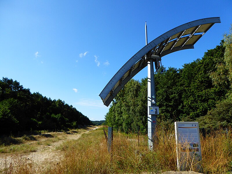 File:20150829 xl P1020444-Photovoltaikanlage an Europas laengster Strandpromenade an der Deutsch-Polnischen Grenzen zwischen Ahlbeck und Swinemuende (Swinoujscie).JPG