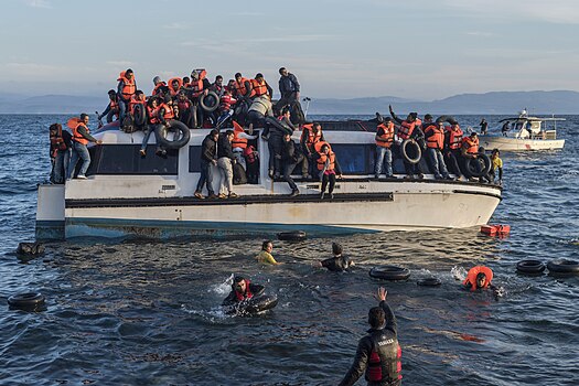 Izbeglice iz Sirije i Iraka iskrcavaju se na ostrvu Lezbos u Grčkoj, nakon što su došli brodom iz pravca Turske tokom Evropske migrantske krize 2015. godine