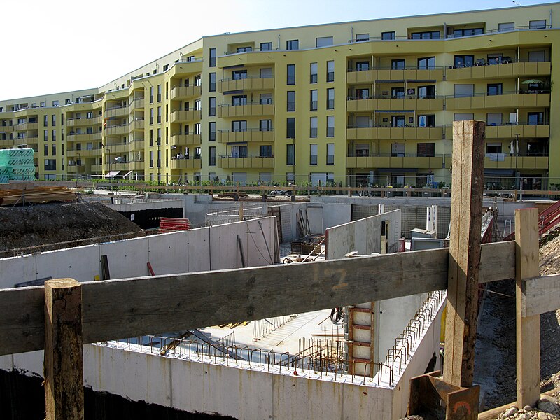 File:2020-05-16 Neubau der Wohnsiedlung Schildacker (frühere ECA-Siedlung), vorne Fundamente für die Holzhäuser.jpg