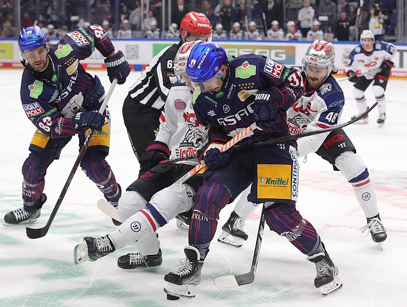 File:2022-11-25 Eisbären Berlin gegen Nürnberg Ice Tigers (Deutsche Eishockey-Liga 2022-23) by Sandro Halank–085.jpg