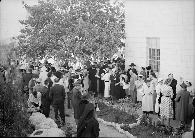 File:60th Anniversary of A.C. (i.e., American Colony) in Jer. (i.e., Jerusalem) Crowd in garden having tea LOC matpc.21505.jpg