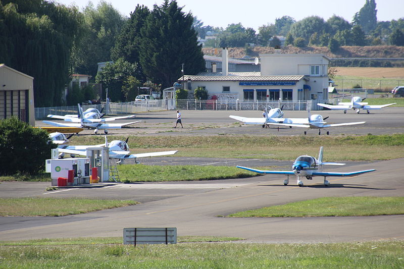 File:Aérodrome de Saint-Cyr-l'École en 2013 - 01.jpg