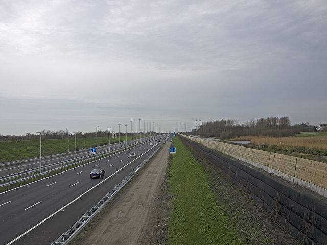 A4 south of Delft on 20 December 2015. Right (northbound) lanes are already opened for traffic; left (southbound) lanes are still closed and are expec