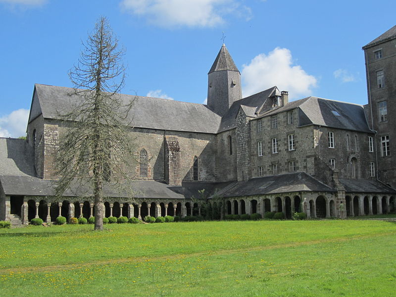 File:Abbaye Blanche de Mortain - Vue sur l'abbatiale et son cloître (4).JPG