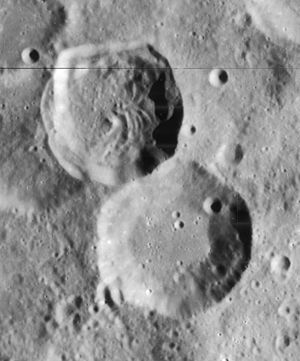 Abenezra-Krater (oben links) und Azophi-Krater (unten rechts) aufgenommen von Lunar Orbiter 4