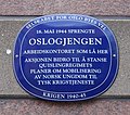 Akersgata 55:n seinässä oleva laatta kertoo vastarintaliikkeen pommi-iskusta toukokuussa 1944. Sillä vastustettiin norjalaisten nuorten värväämistä Natsi-Saksan armeijaan.