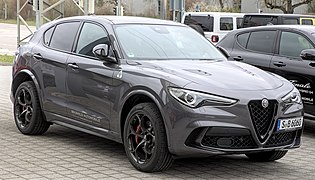 Alfa Romeo Stelvio (2023) - right front view