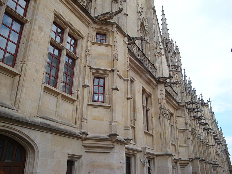 Fichier:Alignement de Gargouilles au Palais de Justice de Rouen.JPG