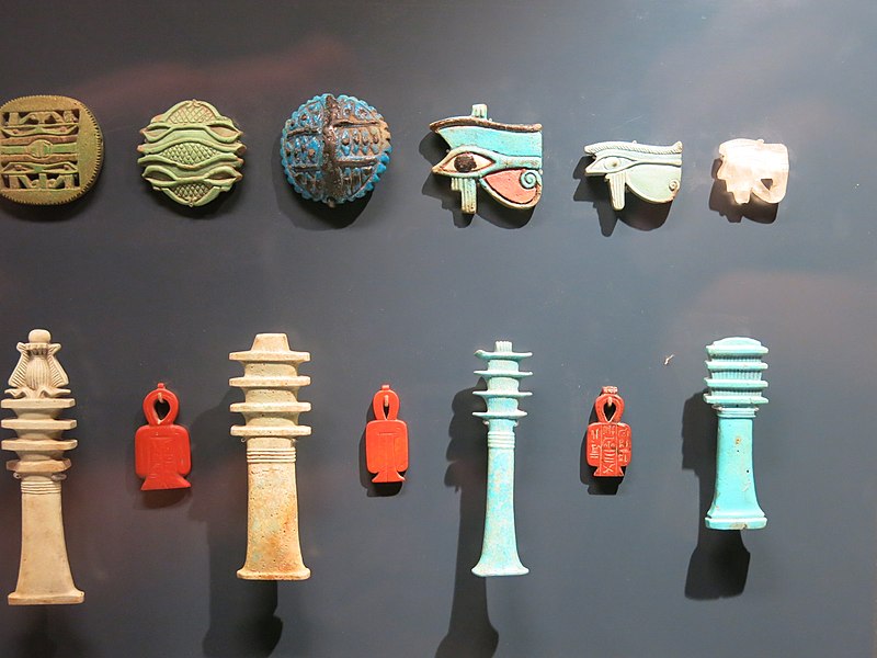 File:Amulettes de l'ancienne Égypte - Oeils d'Horus, noeuds d'Isis, piliers Djed (Louvre).jpg