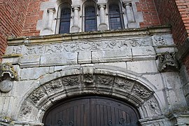 Détail du portail de l'église.