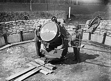 An anti-aircraft searchlight and crew at the Royal Hospital Chelsea, 17 April 1940 An anti-aircraft searchlight and crew at the Royal Hospital at Chelsea in London, 17 April 1940. H1291.jpg