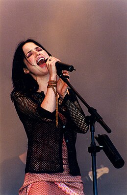 Андреа Корр во время выступления на Гластонбери, 1999 год.