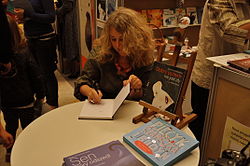 Anna Onichimowska podpisuje swoje książki