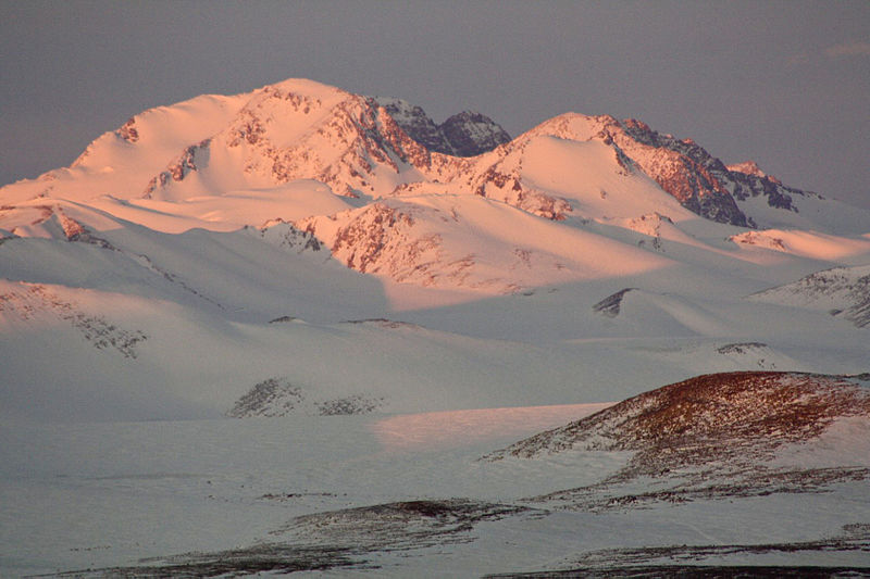 File:Antarktische Berge leuchten in der Mitternachtssonne (24437442904).jpg