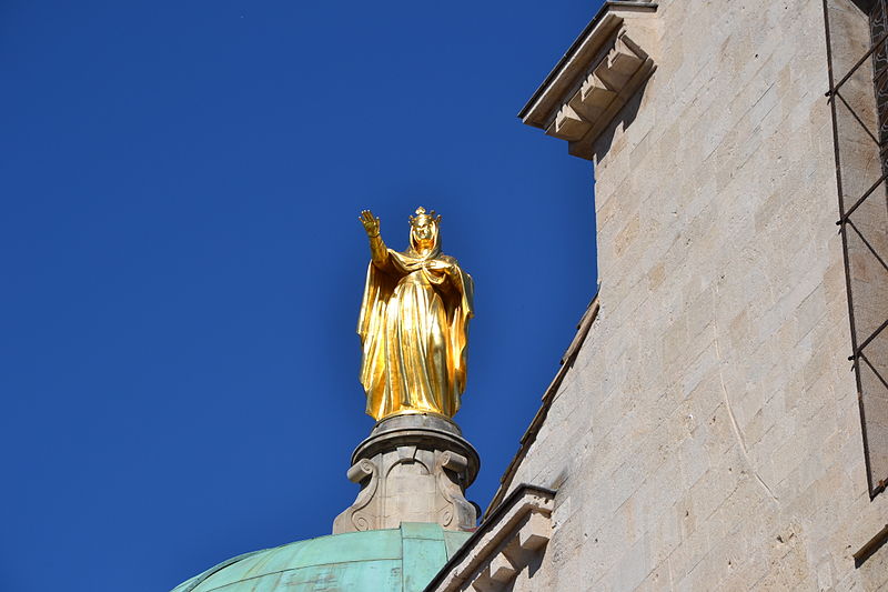 File:Apt - Cathédrale Ste Anne Statue.jpg