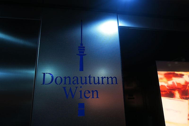 File:Aufzug Donauturm Vienna-f.JPG