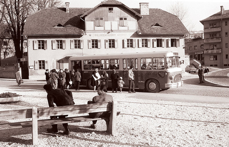 File:Avtobusno postajališče nasproti stare rudniške restavracije na Trgu revolucije v Trbovljah 1960.jpg