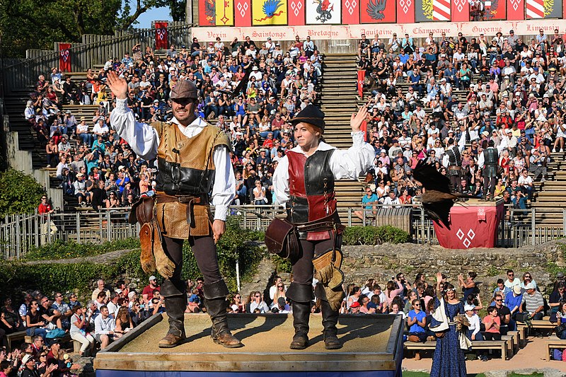 File:Bal des Oiseaux Fantomes 57 - Falconers Waving.jpg