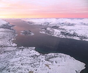 Blick von Osten auf den Straumsfjord; links das norwegische Festland, rechts die Insel Kvaløy, in der Sundmitte die Insel Ryøy