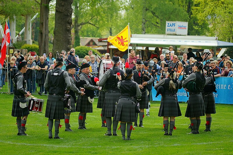 File:Barbarossa Pipes & Drums.jpg