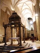 Barletta cattedrale interno navata.jpg