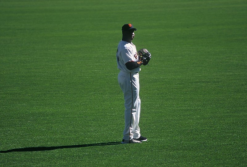 File:Barry Bonds in left-4 (36913516344).jpg