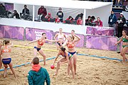 Deutsch: Beachhandball bei den Olympischen Jugendspielen 2018; Tag 6, 12. Oktober 2018; Mädchen, Hauptrundenspiel – Ungarn-Niederlande 2:1 English: Beach handball at the 2018 Summer Youth Olympics at 12 October 2018 – Girls Main Round – Hungary-Netherlands 2:1