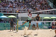 Deutsch: Beachvolleyball bei den Olympischen Jugendspielen 2018; Tag 11, 17. Oktober 2018; Jungen, Spiel um Platz 3 – Argentinien-Ungarn 2:0 (21–15/21–15) English: Beach volleyball at the 2018 Summer Youth Olympics at 17 October 2018 – Bronze Medal Match – Argentina-Hungary 2:0 (21–15/21–15)