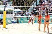 Deutsch: Beachvolleyball bei den Olympischen Jugendspielen 2018; Tag 9, 15. Oktober 2018; Mädchen, Viertelfinale: USA-Spanien 2–1 (21–19/17–21/15–9) English: Beach volleyball at the 2018 Summer Youth Olympics at 15 October 2018 – Girls Quarterfinals: USA-Spain 2–1 (21–19/17–21/15–9)