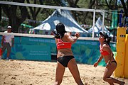 Deutsch: Beachvolleyball bei den Olympischen Jugendspielen 2018; Tag 8, 14. Oktober 2018; Mädchen, Achtelfinale – USA-Peru 2:0 (21–19/21–12) English: Beach volleyball at the 2018 Summer Youth Olympics at 14 October 2018 – Girls Round of 16 – USA-Peru 2:0 (21–19/21–12)