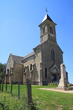 Beauvernois Kirche mit Denkmal.jpg