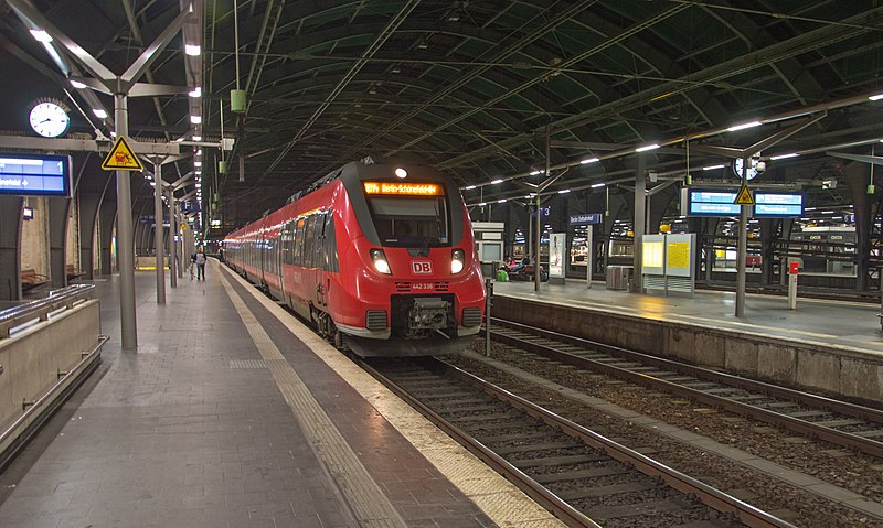 File:Berlin Ostbahnhof DB 442 336 RB14 Flughafen Schönefeld avond (15572840689).jpg