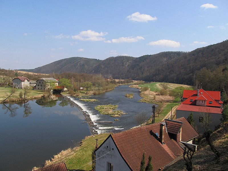 File:Berounka u Lejskova mlýna pod Hřešihlavy.JPG