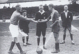 Frente a los tres árbitros, los capitanes de los dos equipos se dan la mano justo antes del partido.