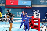 Deutsch: Boxen bei den Olympischen Jugendspielen 2018 Tag 12, 18. Oktober 2018 - Finale im Leichten Weltergewicht Jungen – Ilia Popov (Russland, rot) schlägt Talgat Shaiken (Kasachstan, blau) 4-1; Ringrichter ist James Beckles (Trinidad und Tobago). English: Boxing at the 2018 Summer Youth Olympics on 18 October 2018 – Final Light Welterweight Boys Bout - Ilia Popov (Rusia, rojo) supera a Talgat Shaiken (Kazajstán, azul) 4-1; Referee is James Beckles (Trinidad and Tobago). Español: Boxeo en los Juegos Olímpicos Juveniles de Verano de 2018 en 18 de octubre de 2018 - Chicos de peso welter ligero final: Ilia Popov (Uzbekistán, roja) le gana a Talgat Shaiken (Egipto, azul) 4-1; El árbitro es James Beckles (Trinidad y Tobago).