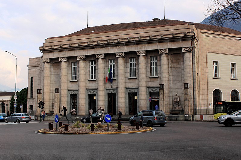 File:Bozner Bahnhof 2015.jpg