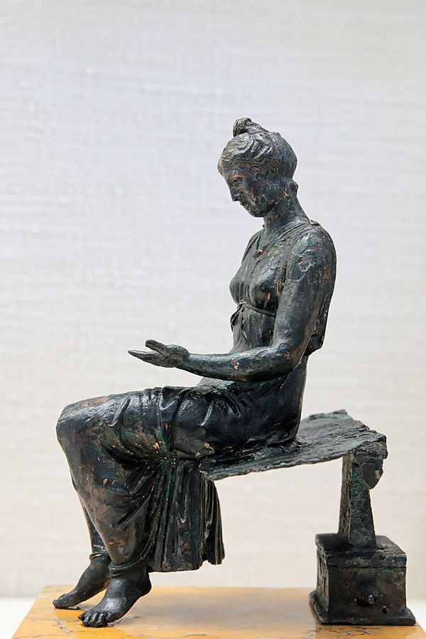 Bronze statuette of the 1st century depicting a girl reading